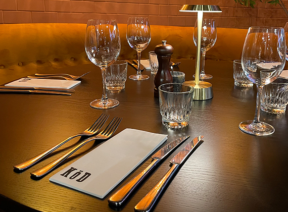 KöD branded napkin with Nour LED cordless table lamp
